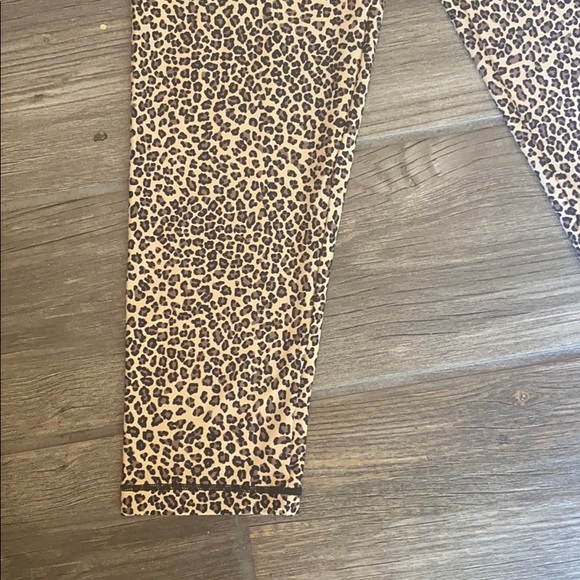 Leaport print crop leggings and matching top - Picture 5 of 9